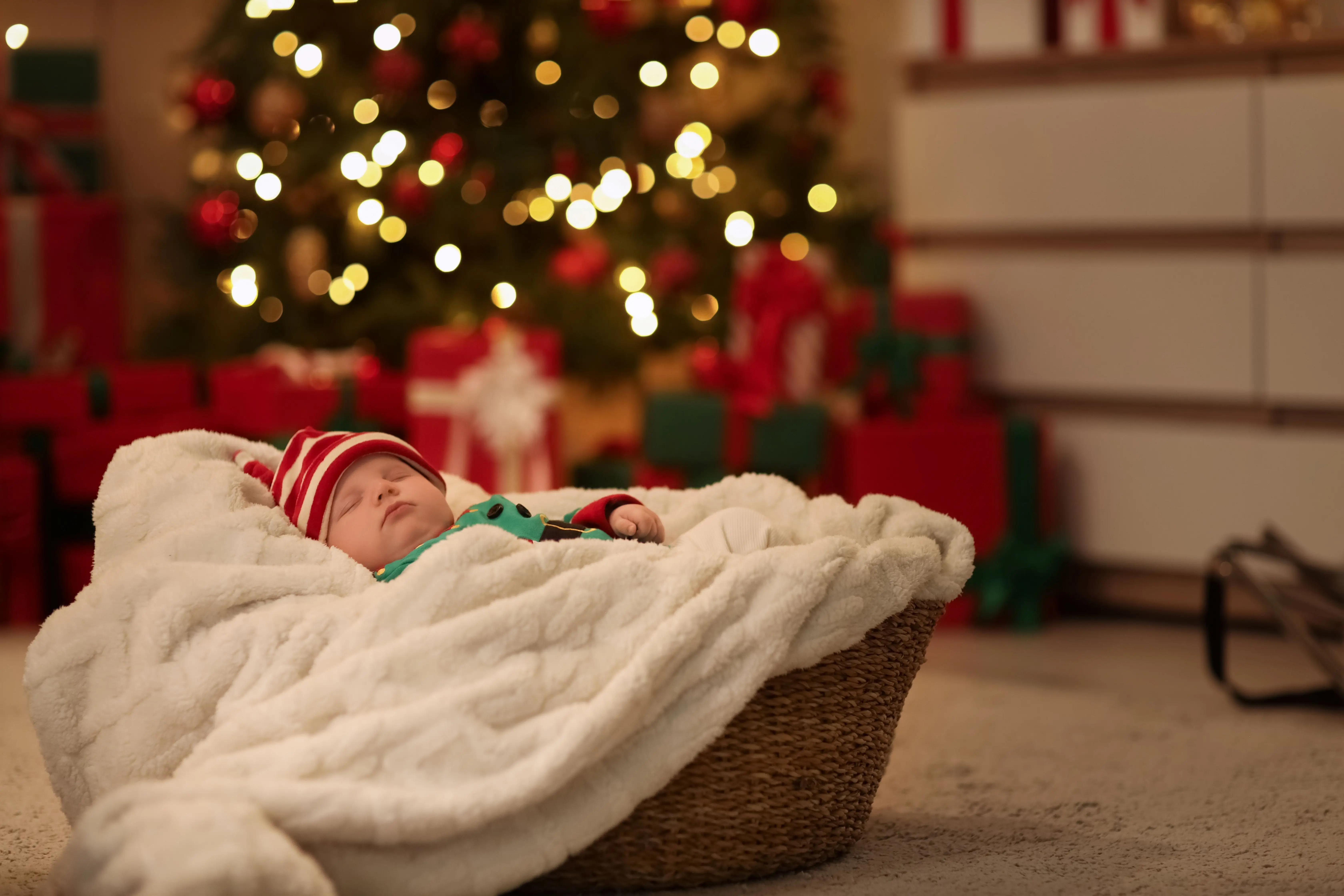 Malé dítě s pod vánočním stromečkem.