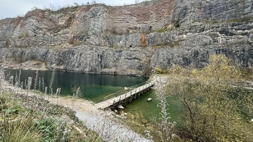 Koupání je v tomto lomu zakázané.