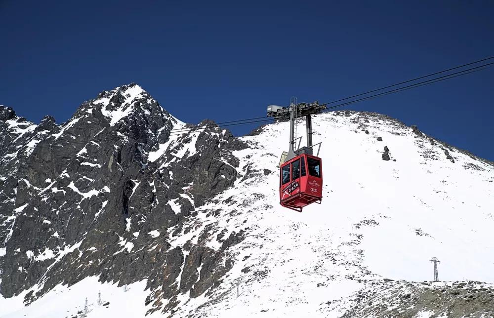 Lanovka ze Skalnatého plesa k Lomnickému štítu v zimě 