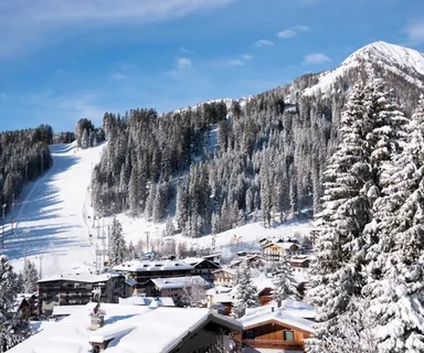 Zapomeňte na Krkonoše: Objevili jsme skryté lyžařské středisko s polovičními cenami, o kterém Češi neví Krásné lyžování ve Velkých Karlovicích.