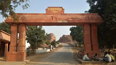 Vstupní brána k cestě, kterou vybudoval Dashrath Manjhi,