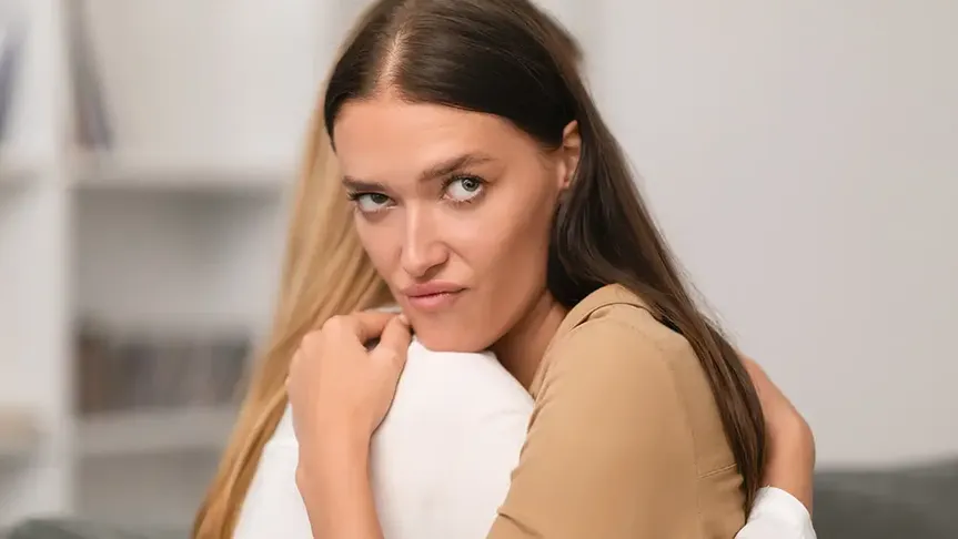 falešná žena objímá druhou