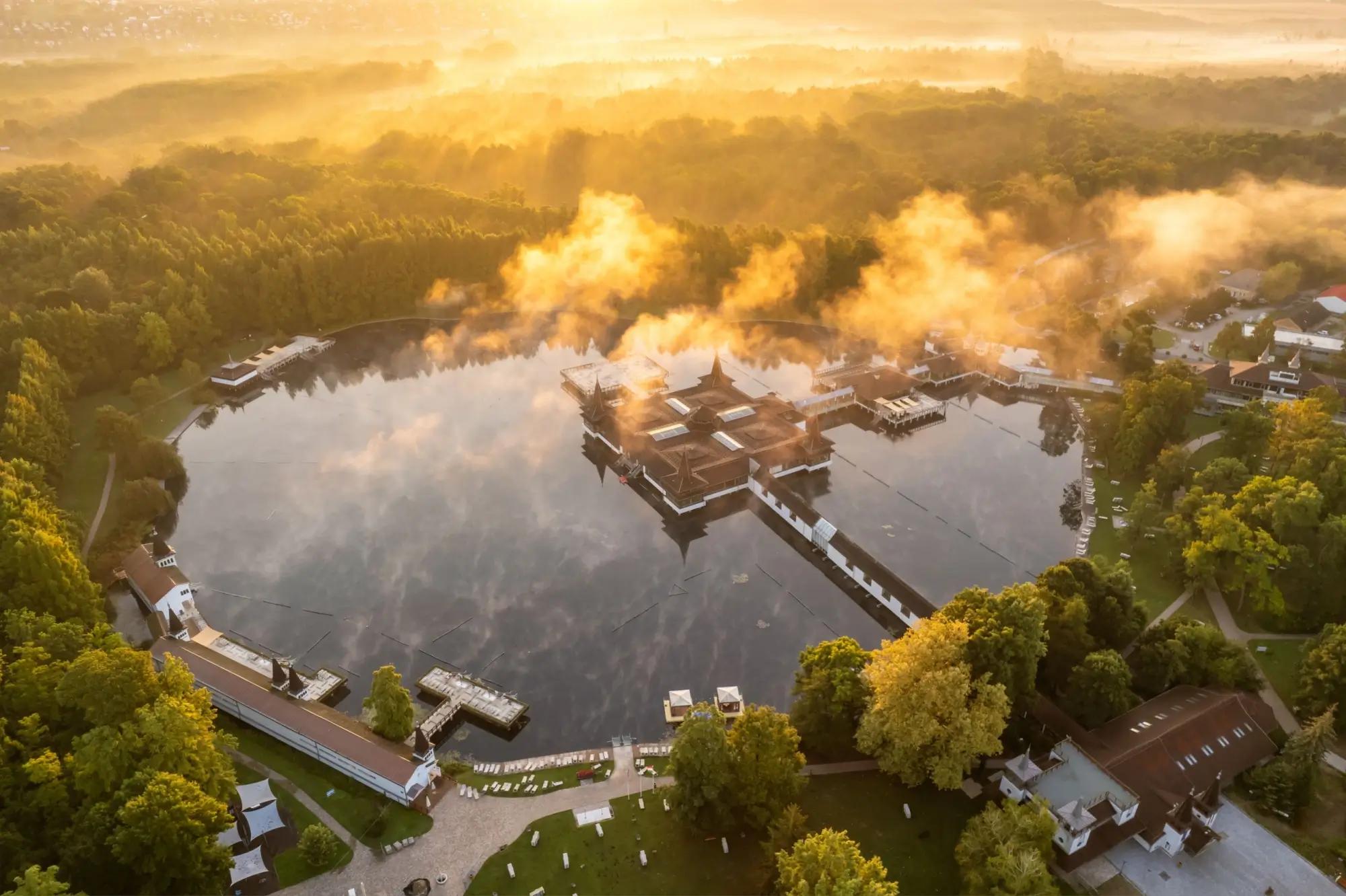 pohled na termální jezero