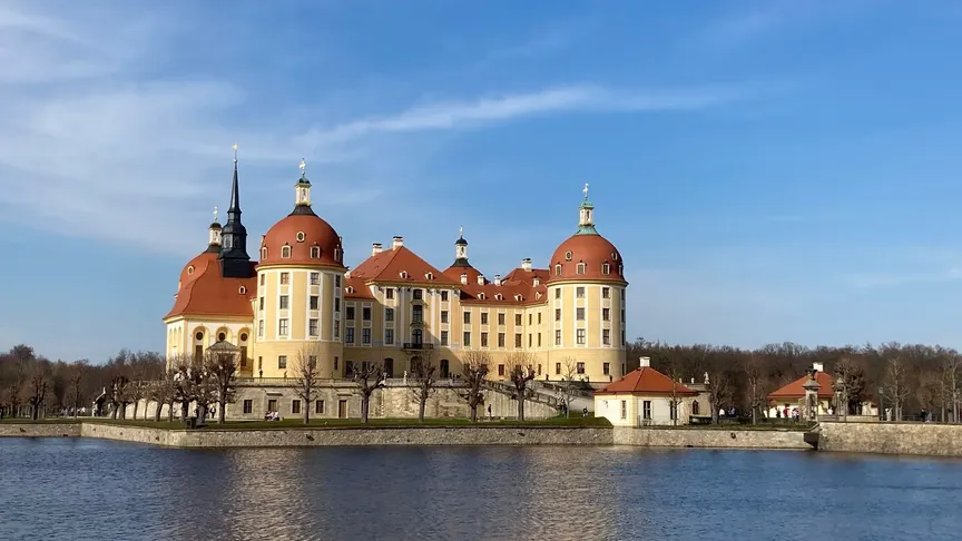 Zámek z Tří oříšků pro Popelku