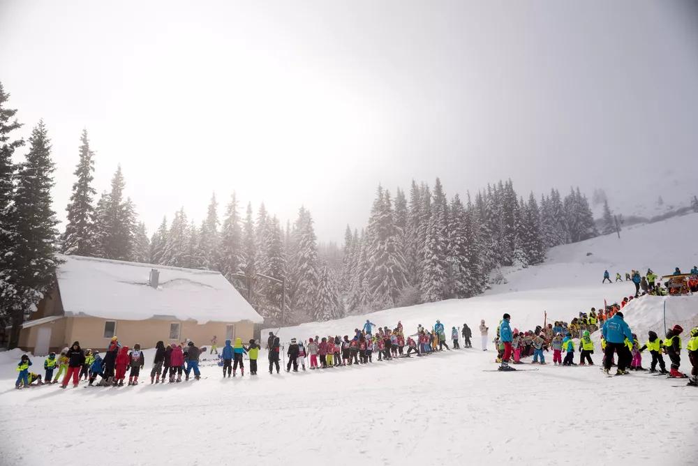 fronta na lanovku v lyžařském areálu