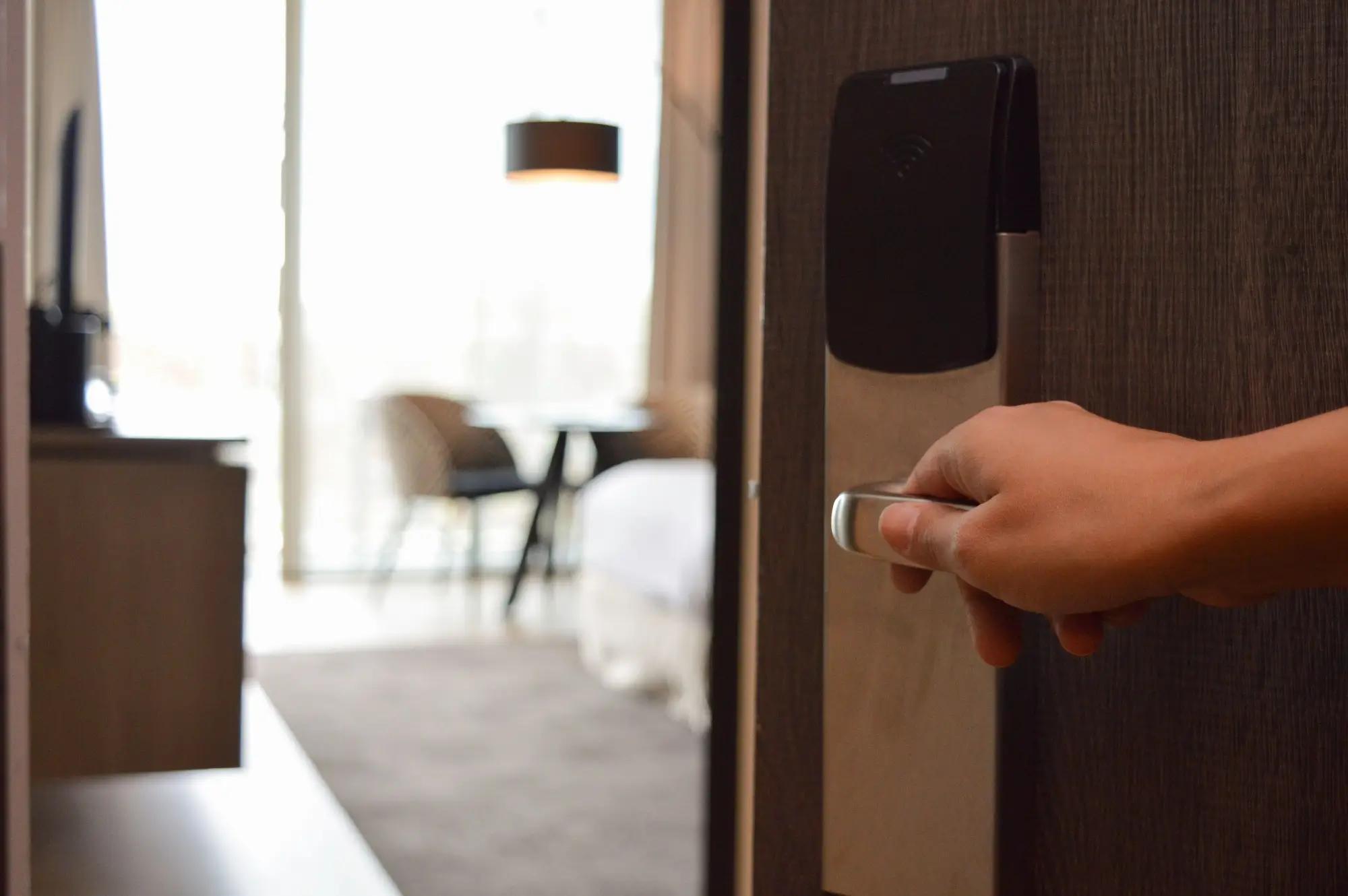 otevřené dveře vedoucí do hotelového pokoje