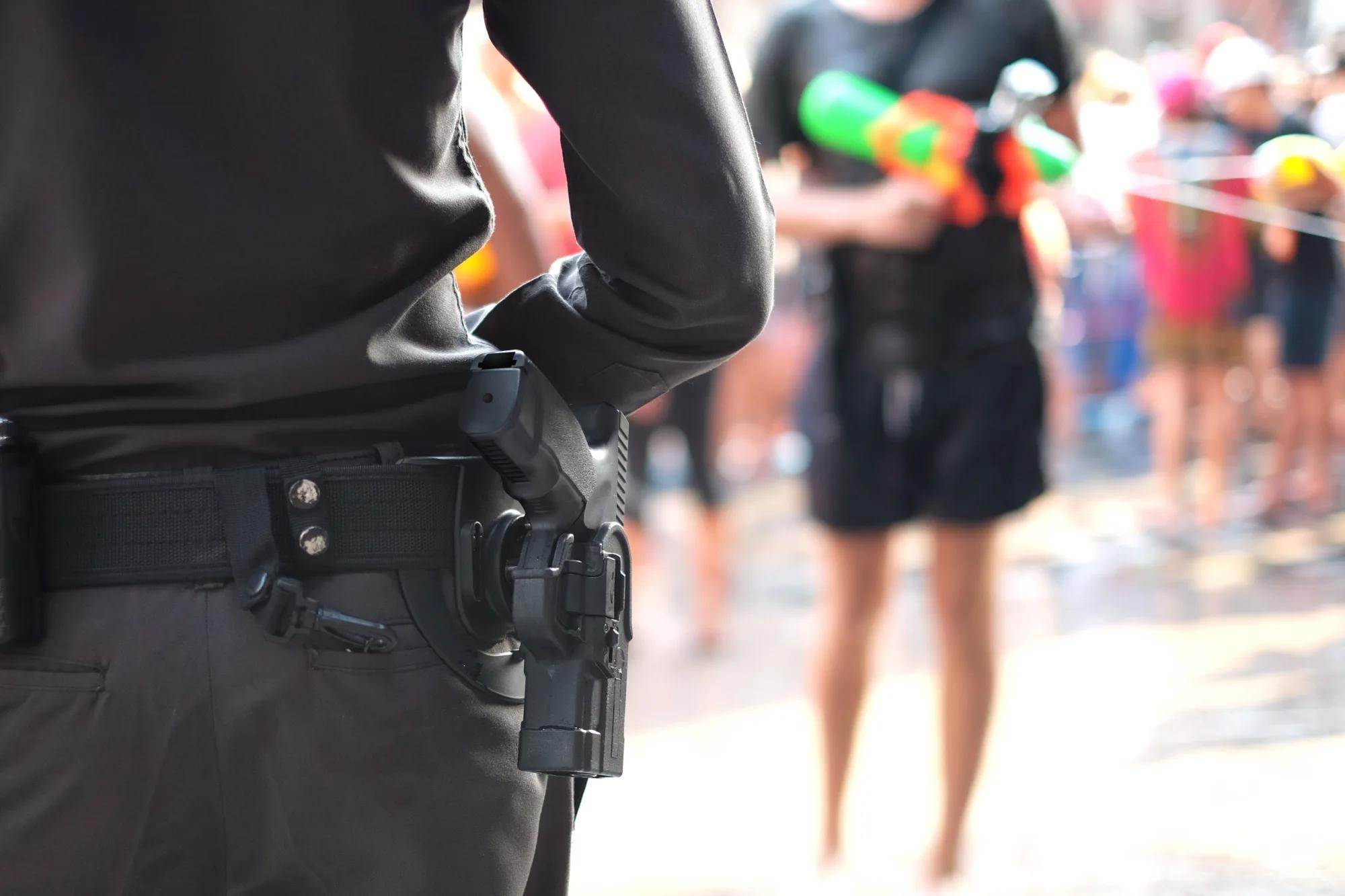 Záběr na strážnici, která dohlíží na průběh akce