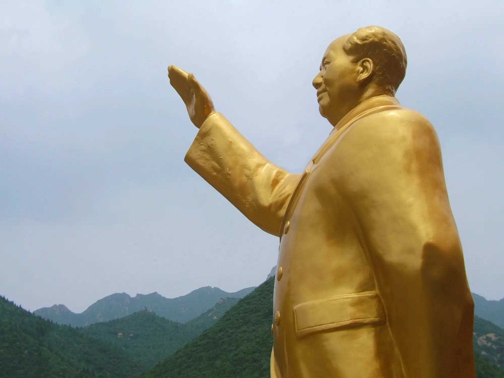 Zlatá socha Mao Ce-tunga