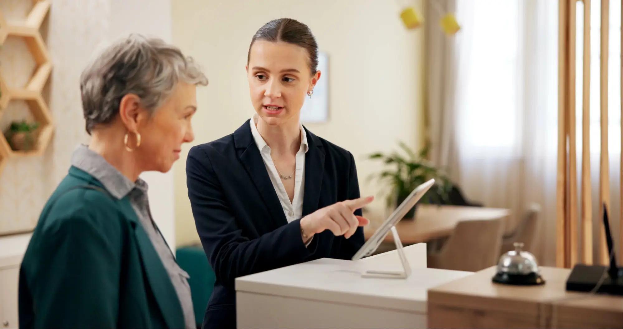 Hotelová recepční může mít v rukávu zajímavé služby a bonusy.