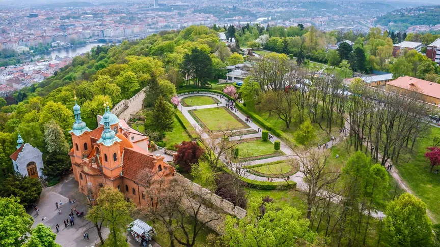 Petřínská rozhledna v srdci Prahy má svým návštěvníkům co nabídnout.