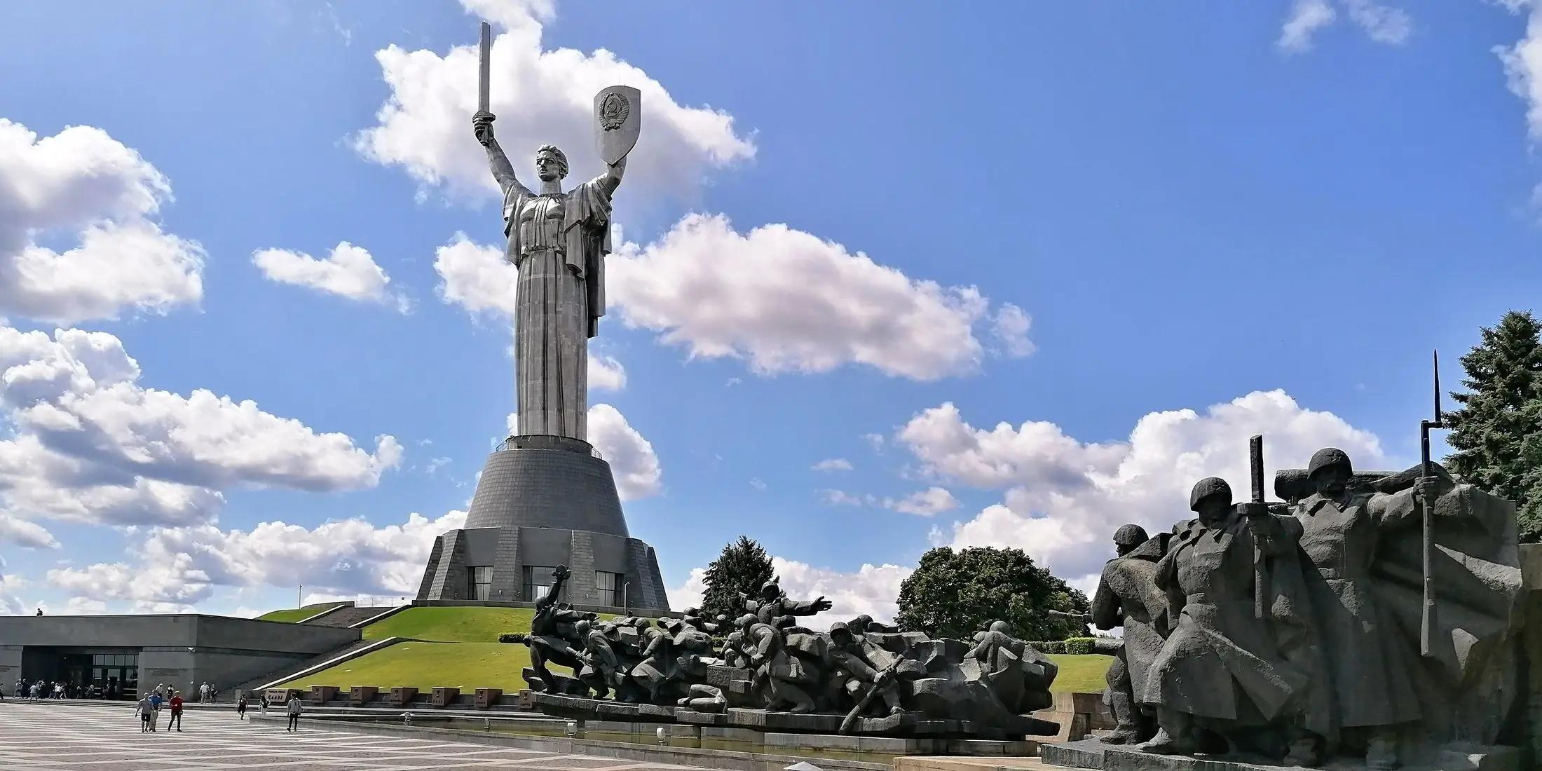 Socha „Matka Ukrajina“ v Kyjevě