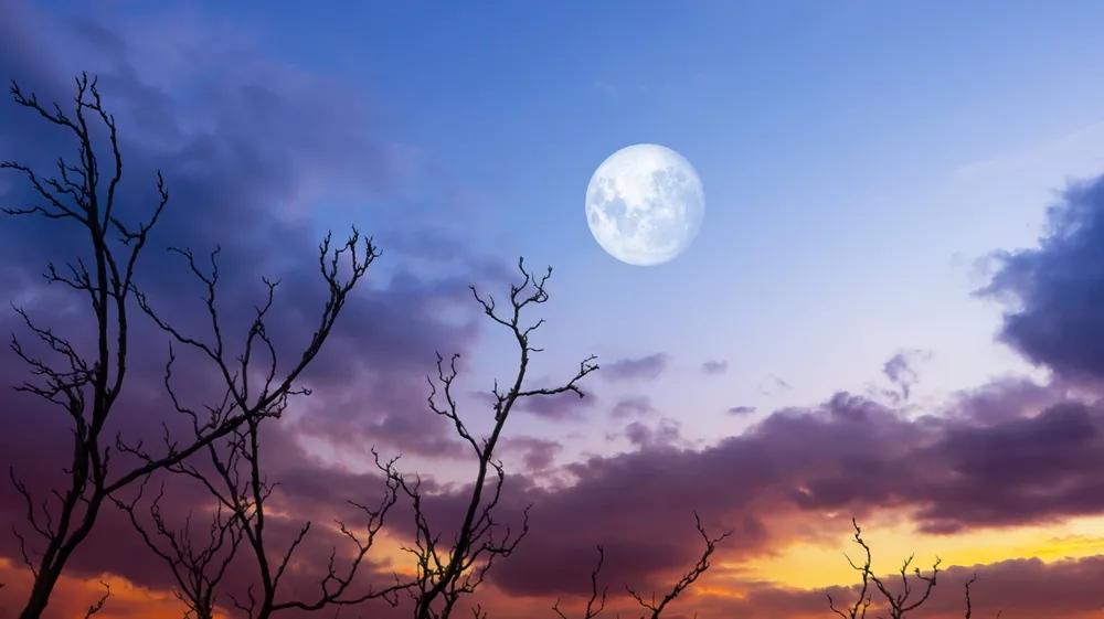 úplněk při soumraku