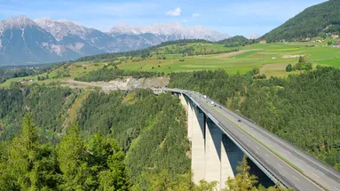 Peklo na silnicích míří na jih. Tohle trápení potrvá roky a řidiči už ztrácejí trpělivost