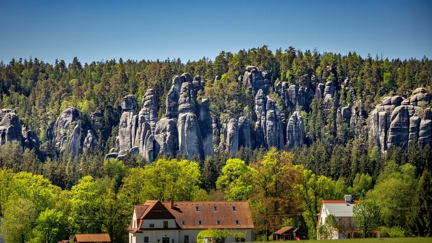 Podniknout můžete i výlet do okolí a nebudete litovat.