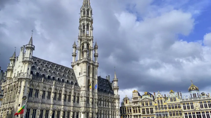 Budovy města Brusel za mračivého dne.