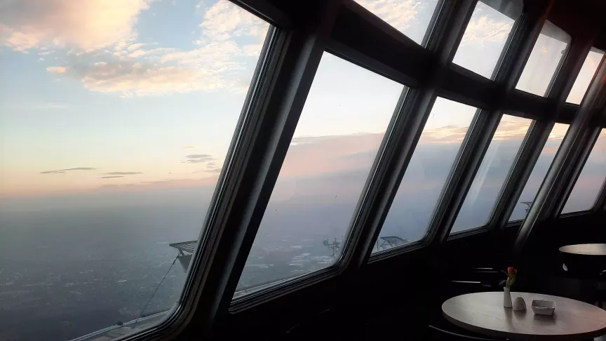 Pohled z oken restaurace hotelu a vysílače Ještěd