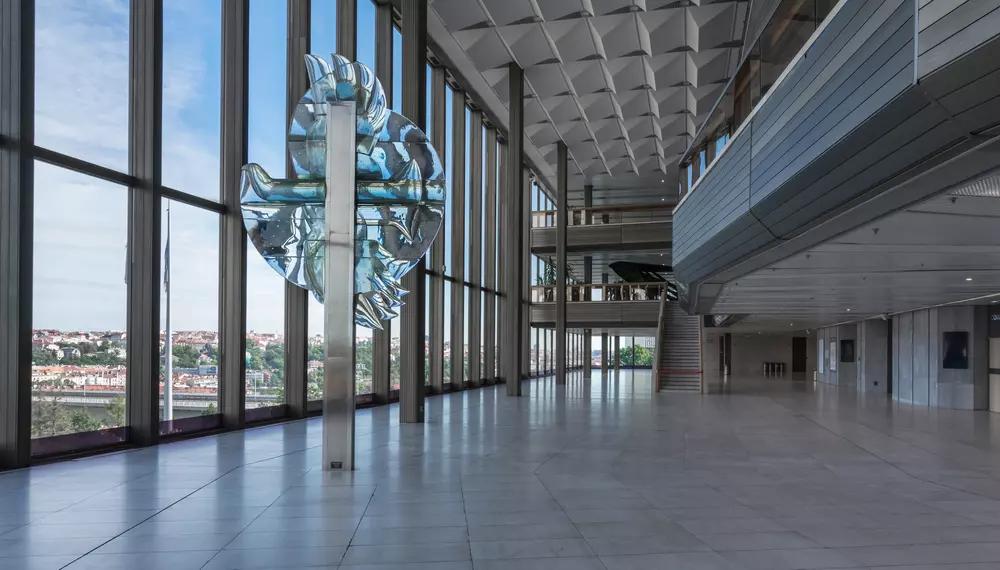 Skleněná plastika Žena s holubicí