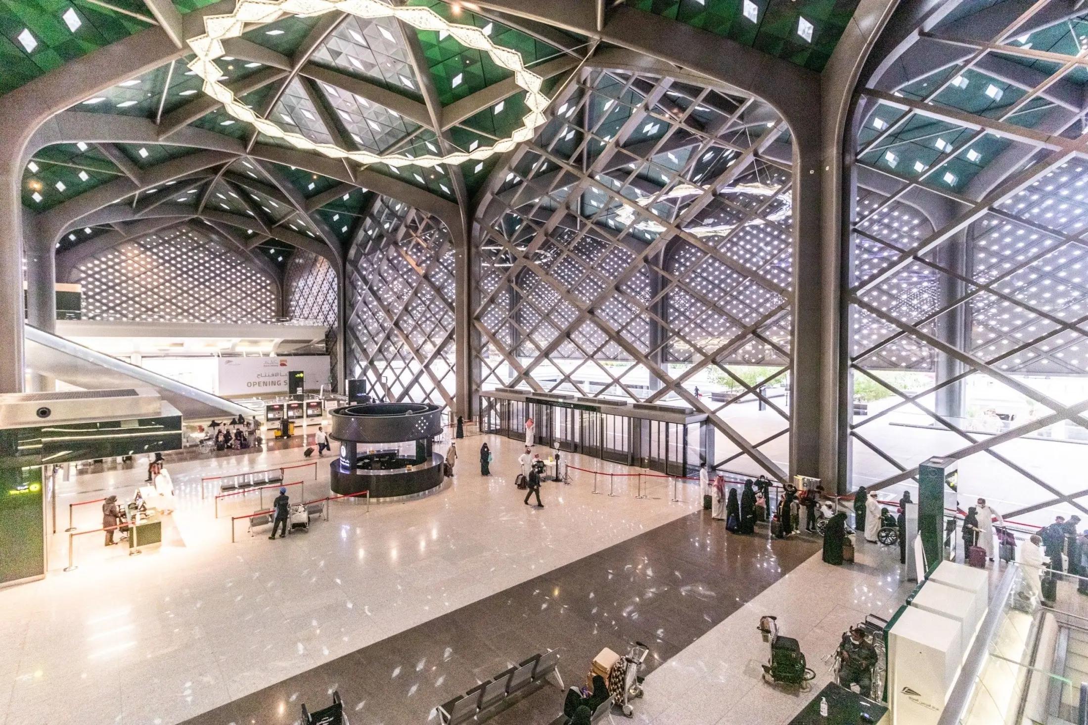 Vnitřní prostory jedné ze stanic. Jedná se o prostornou halu, vypadajíc moderně a s vysokými stropy.