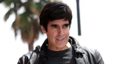 Obrázek Davida Copperfielda, který má na sobě tmavě šedé tričko a černou bundu.