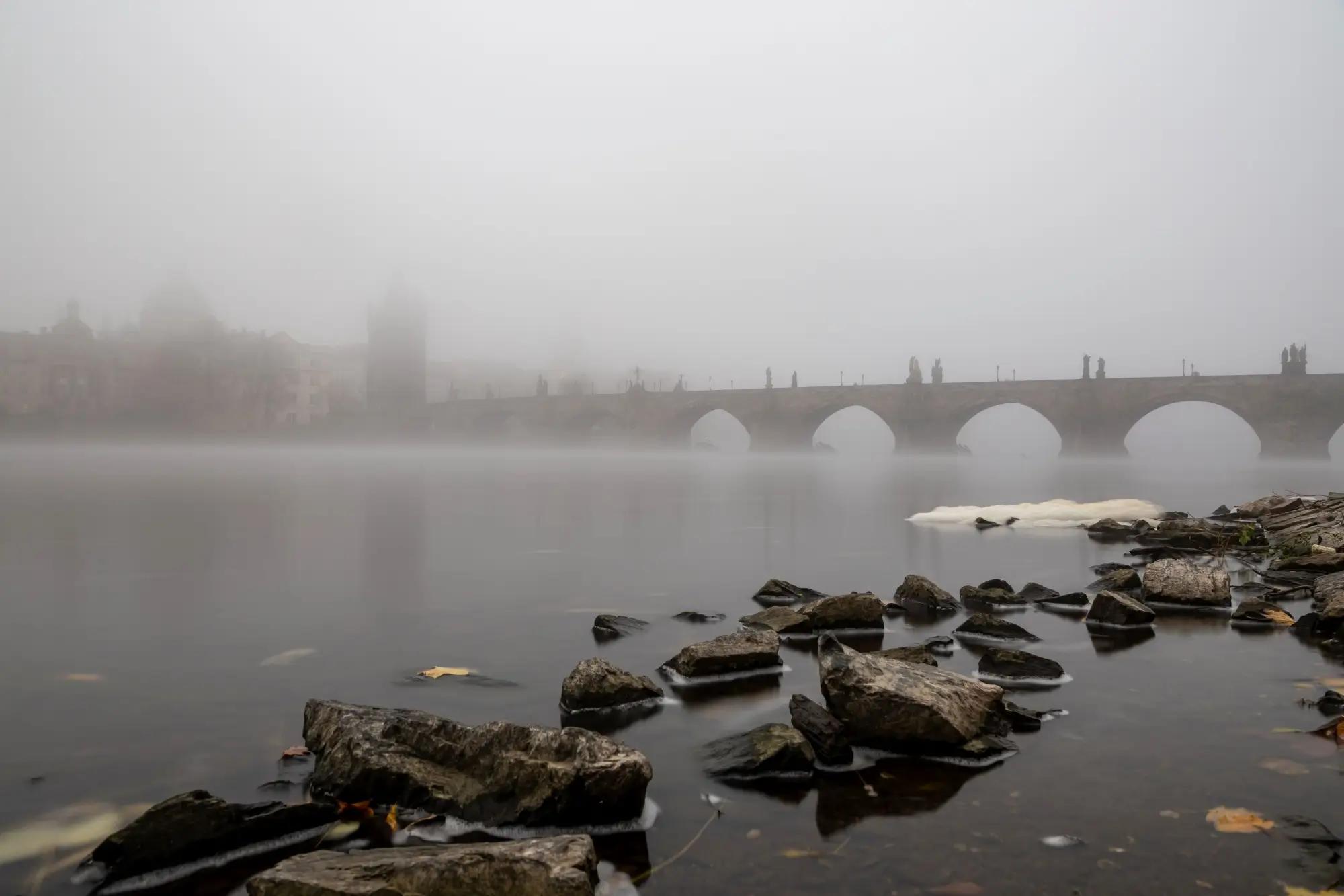 Karlův most v mlze