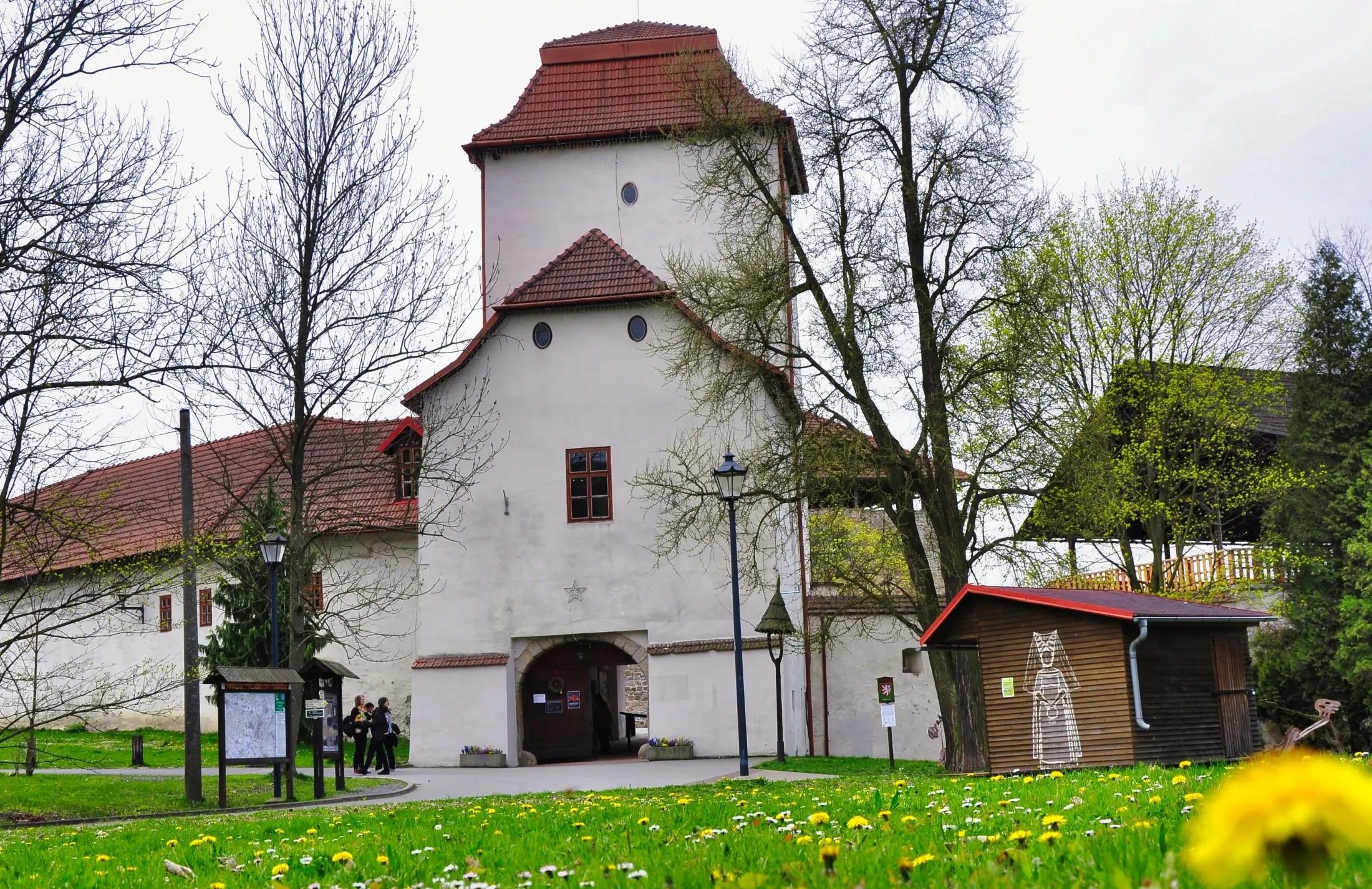 Slezskoostravský hrad, nejspíše na jaře. Okolní stromy jsou holé, ale vypadá to, že na nich už něco pučí.