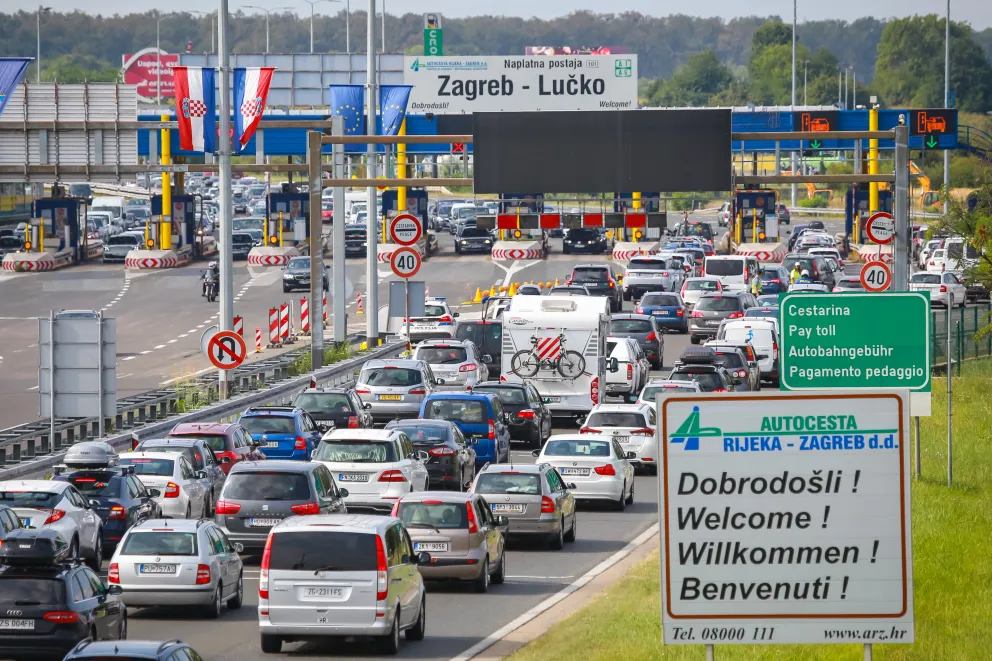 Evropa dusí horka na cestách. Dálnice praskají, řidiči zažívají nejhorší víkend roku!