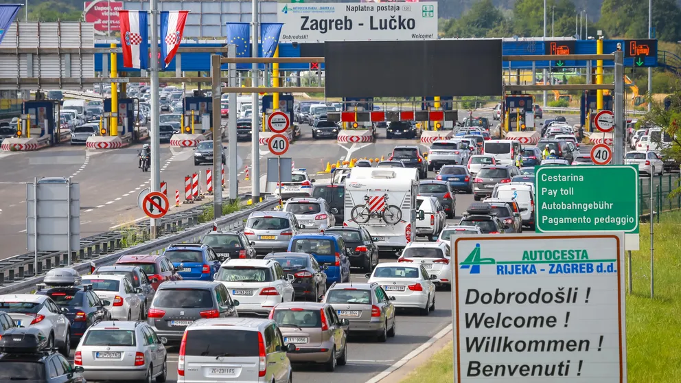 Evropa dusí horka na cestách. Dálnice praskají, řidiči zažívají nejhorší víkend roku!