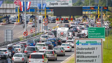 Evropa dusí horka na cestách. Dálnice praskají, řidiči zažívají nejhorší víkend roku!