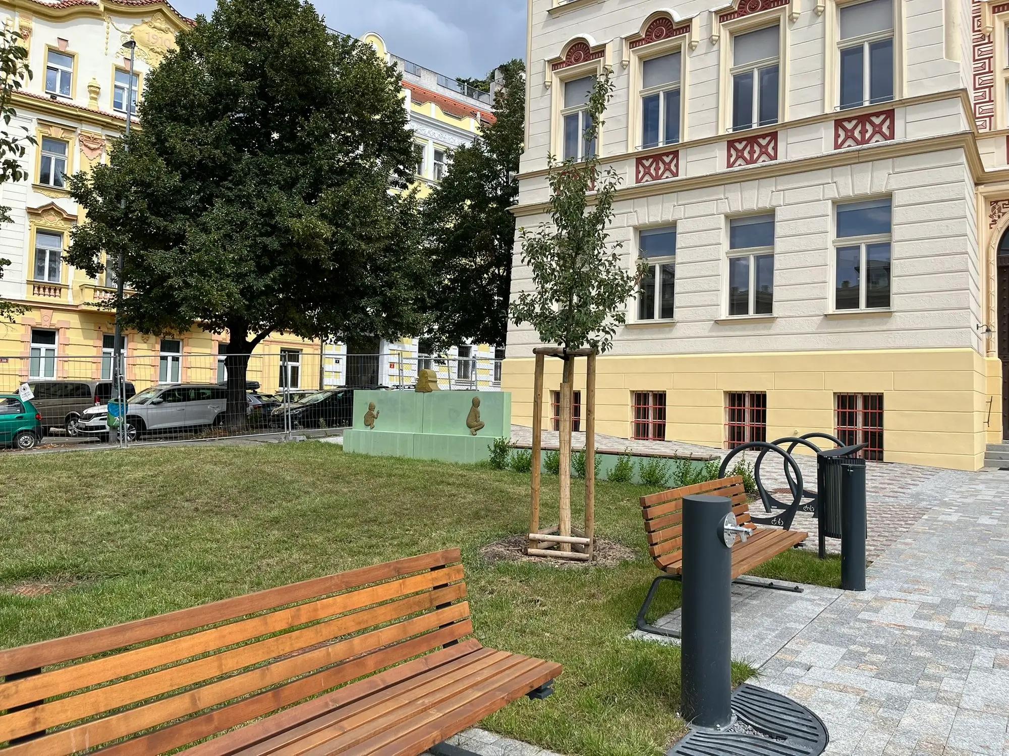 lavička a pítko na Nedvědově náměstí