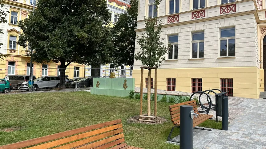 lavička a pítko na Nedvědově náměstí