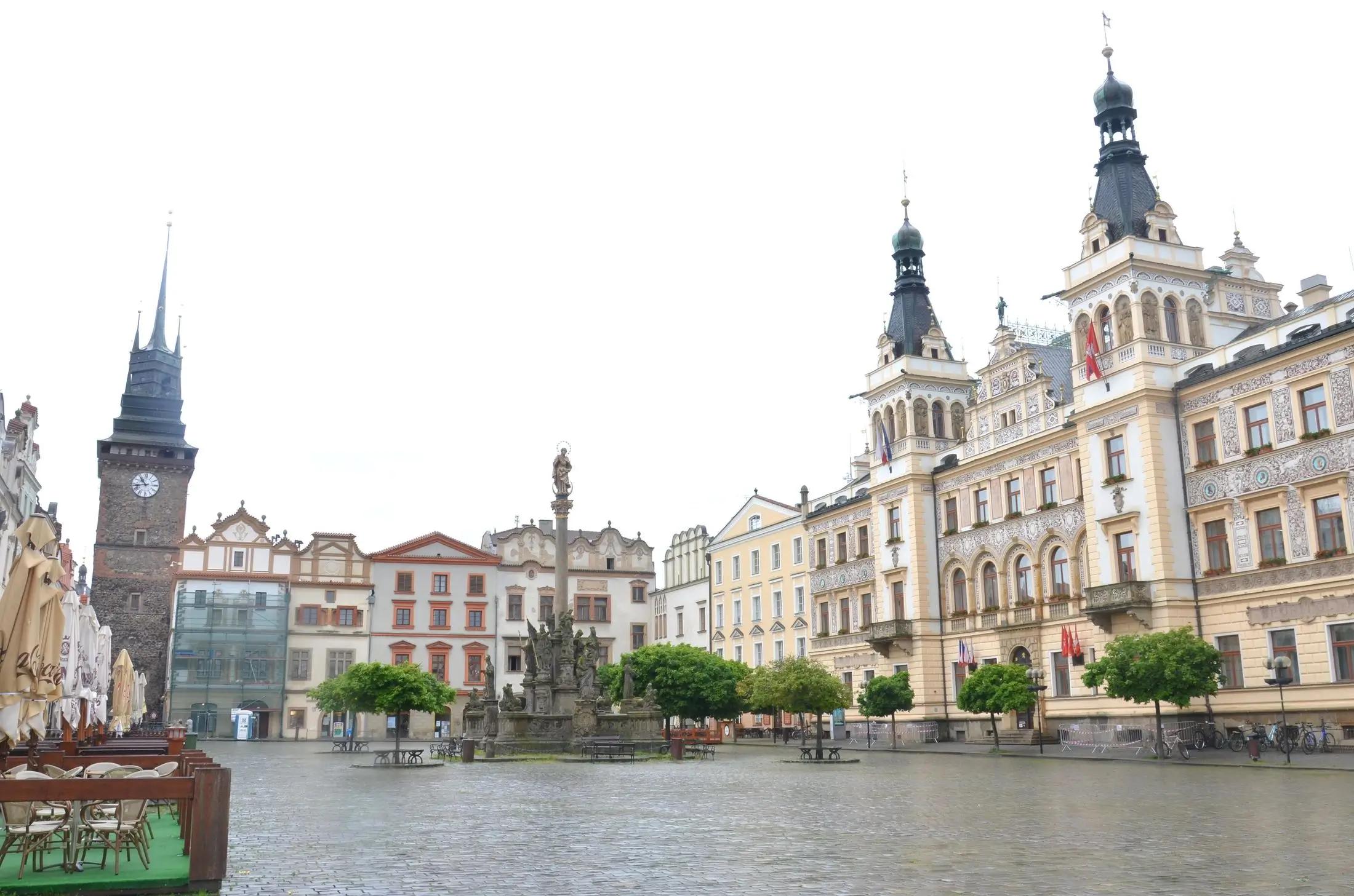 Pernštýnské náměstí v Pardubicích. Počasí je spíše zatažené. Náměstí je liduprázdné.