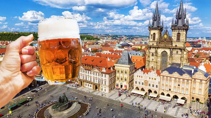 půllitr piva před obrázkem Prahy