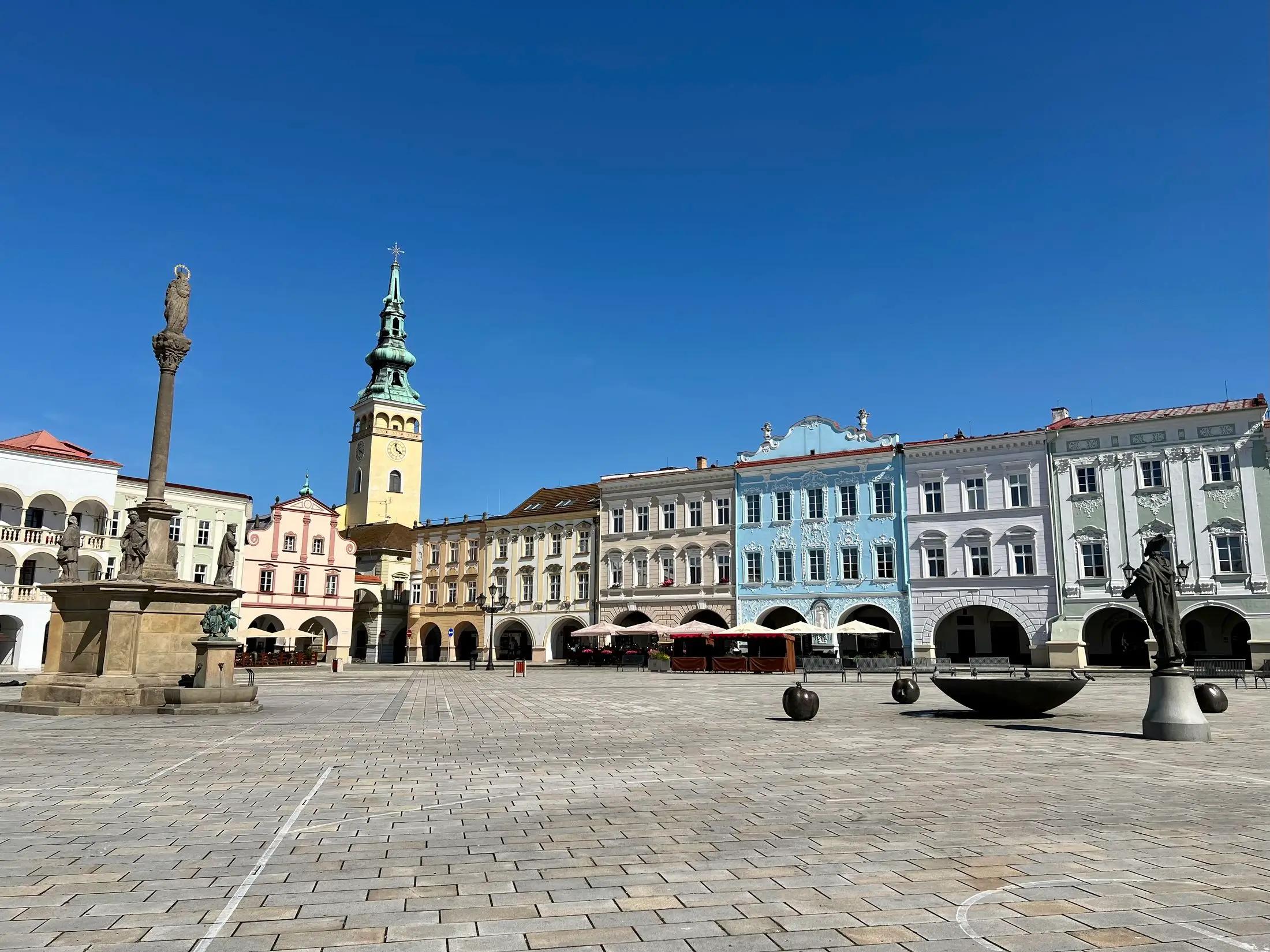Masarykovo náměstí v Novém Jičíně. Je krásný den, náměstí je liduprázdné.
