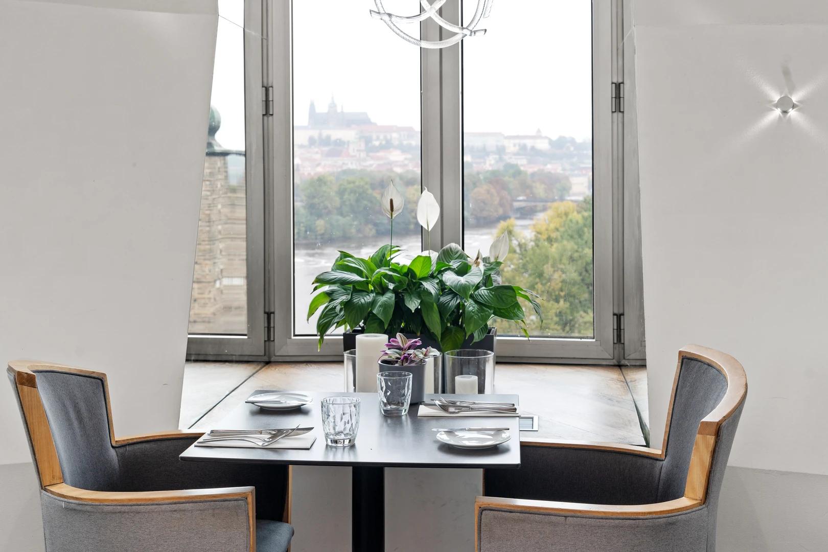 Z restaurace je unikátní pohled na Pražský hrad.