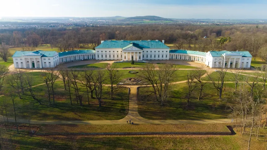 pohled z dronu na zámecký park u zámku Kačina nedaleko Kutné Hory