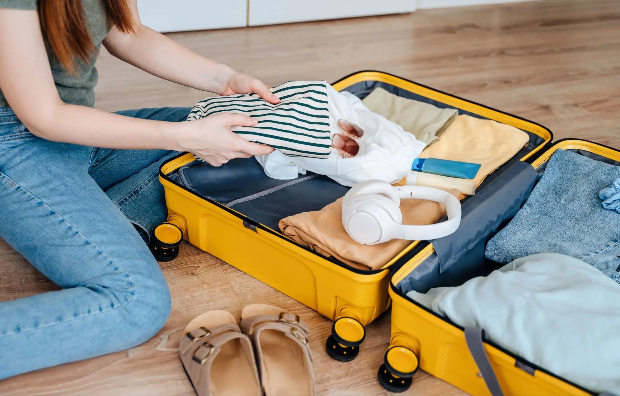 žena balí kufr