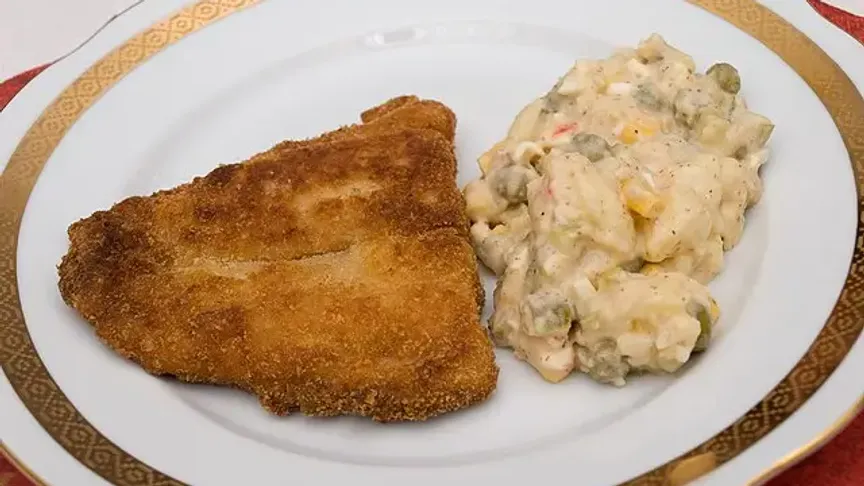 Smažený kapr se salátem
