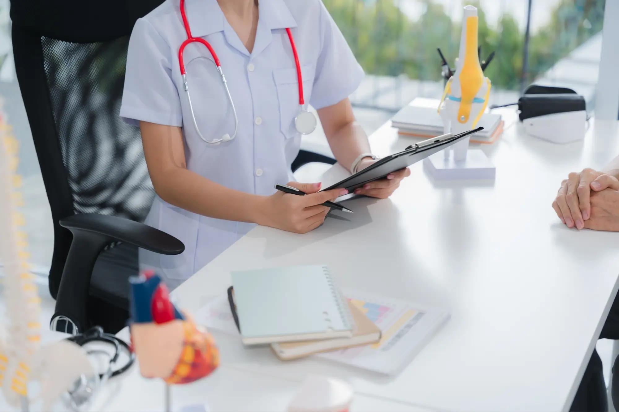 Lékař vyplňuje formulář v ordinaci