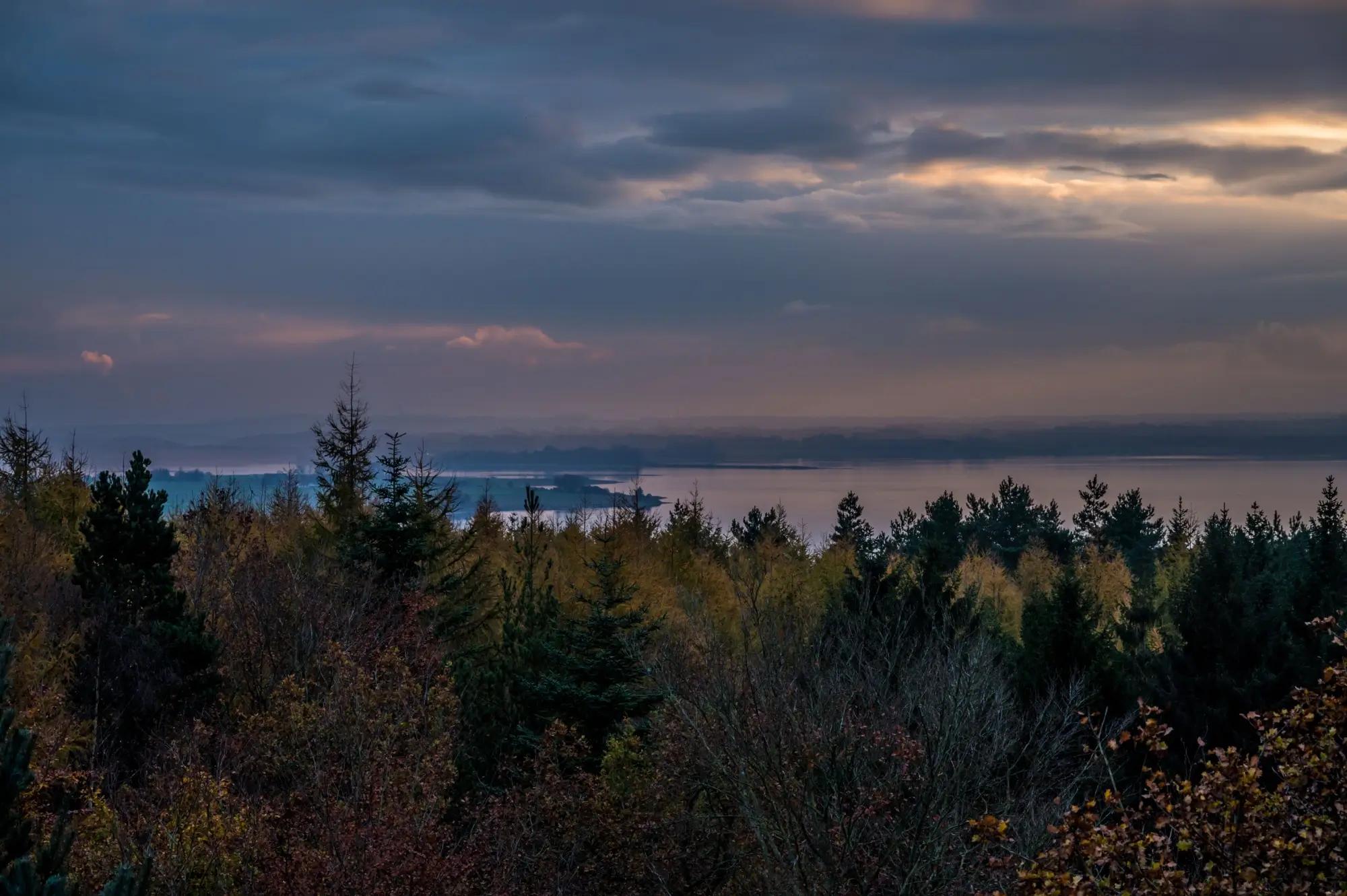 Horsens fjord v Dánsku při západu slunce