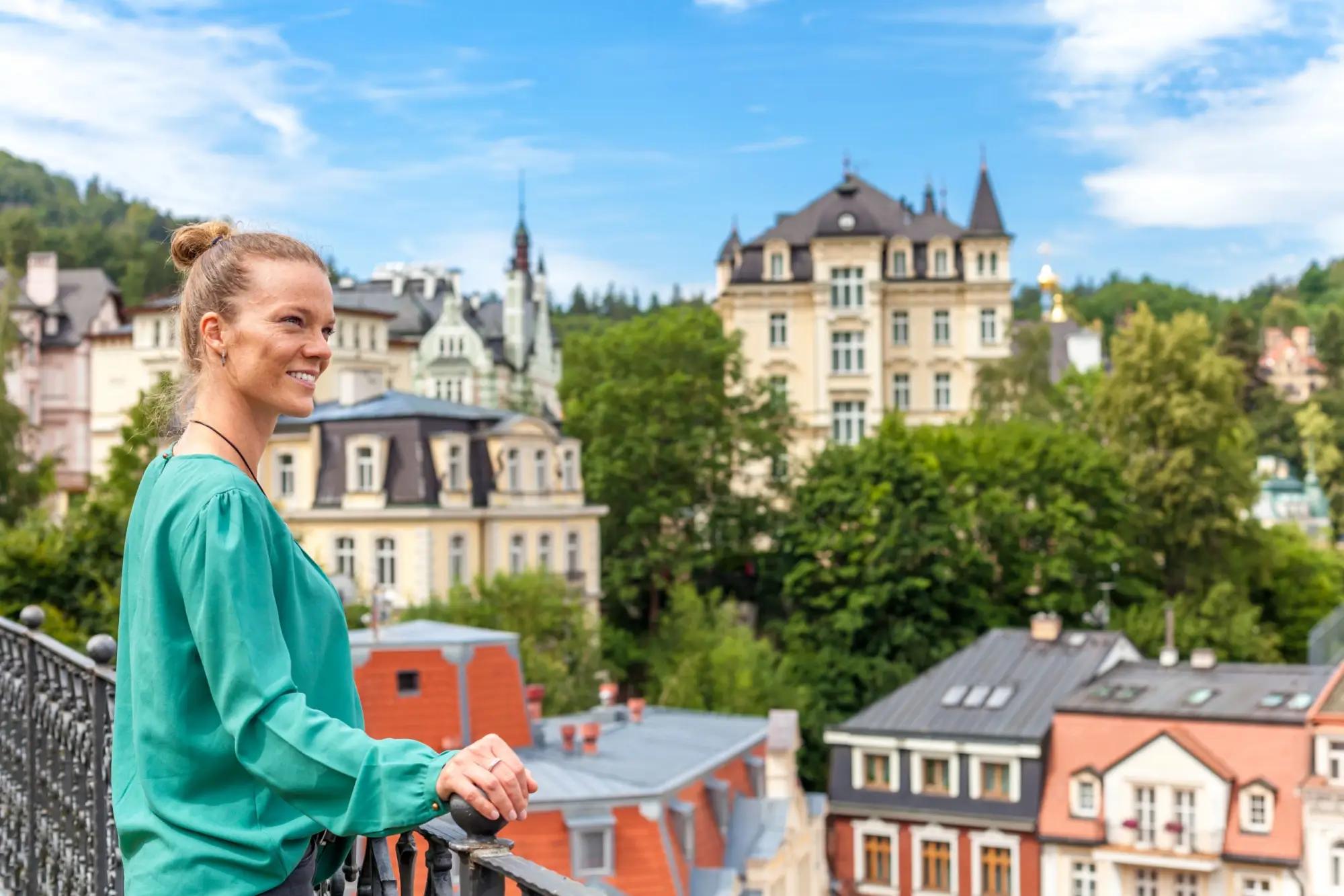 žena stojí na mostě, a dívá se do okolí