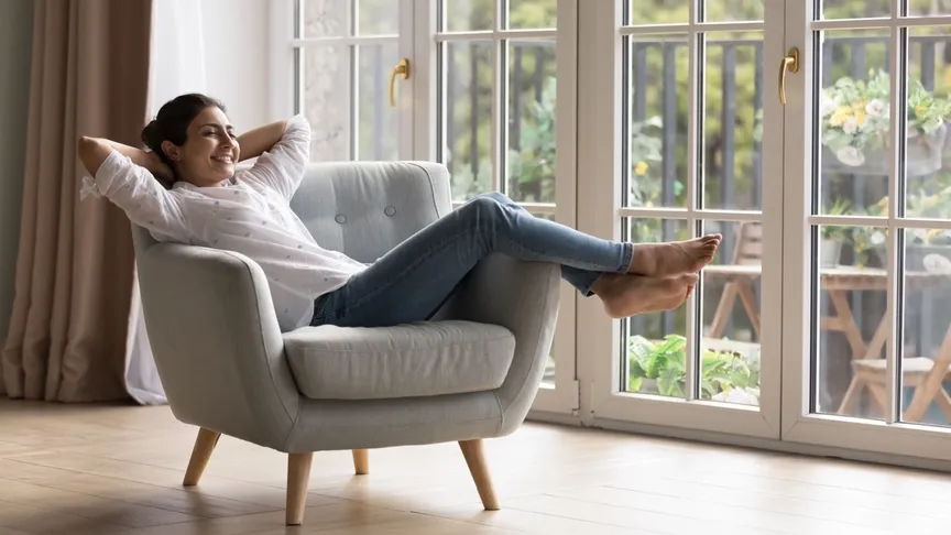 Žena odpočívá v křesle