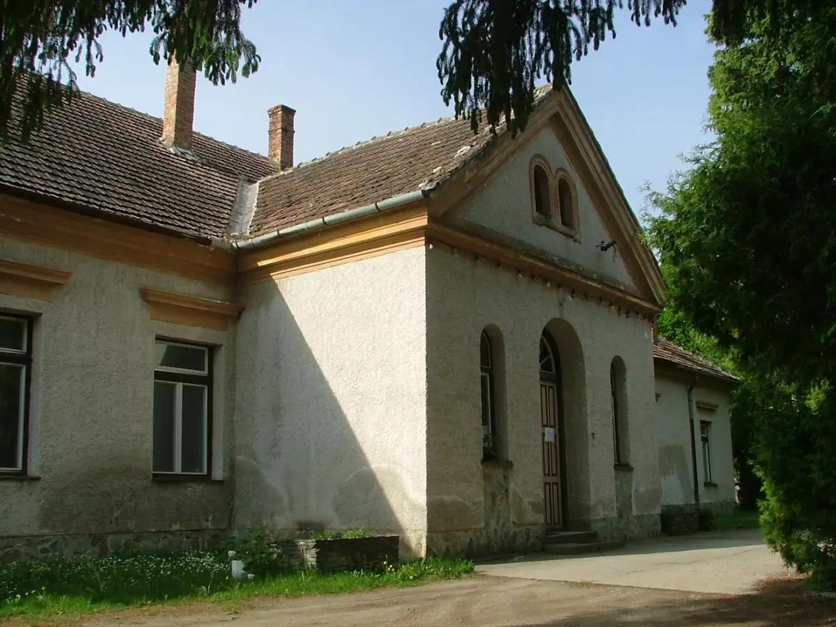 Dům Simonů, který se nachází v obci Chernelházadamonya. Má světlou fasádu a zdá se, že červené tašky na střeše.