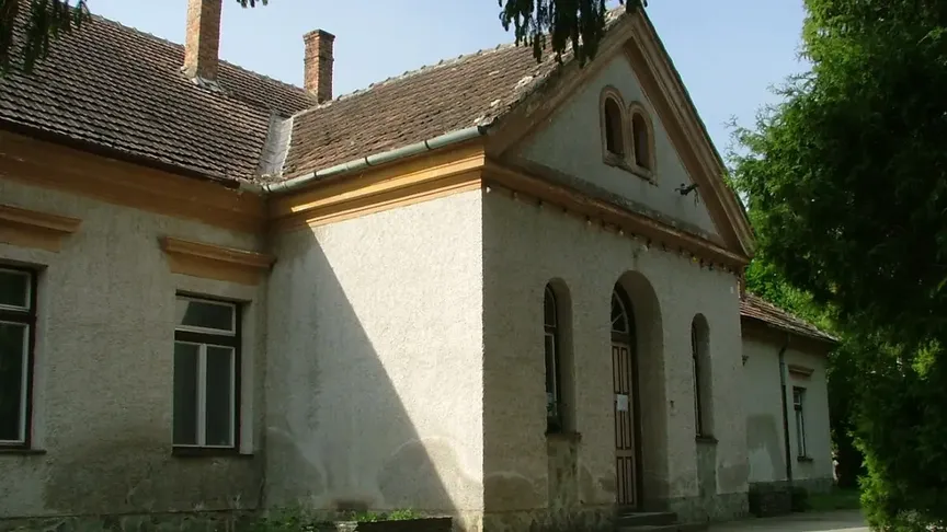 Dům Simonů, který se nachází v obci Chernelházadamonya. Má světlou fasádu a zdá se, že červené tašky na střeše.