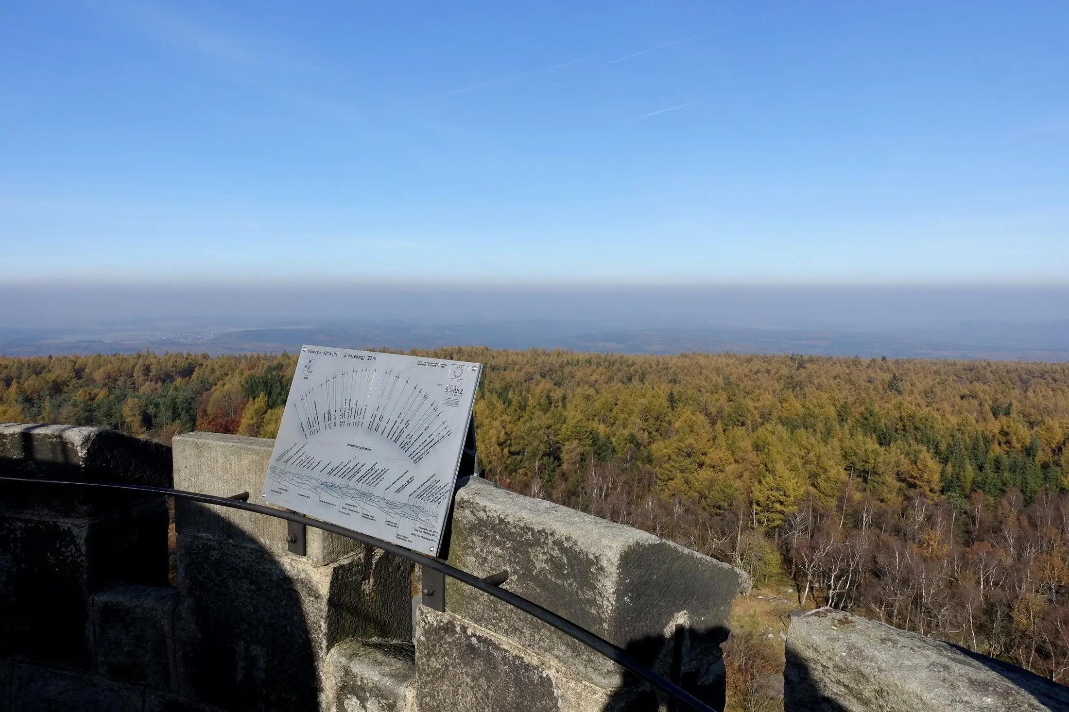 Výhled z rozhledny Děčínský Sněžník na zdejší les a do vzdálené krajiny.
