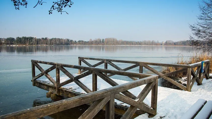 Jezero vzniklo zatopením lomu.