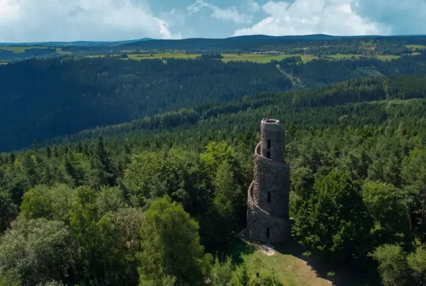 pohled na Krásenskou rozhlednu a přilehlé okolí