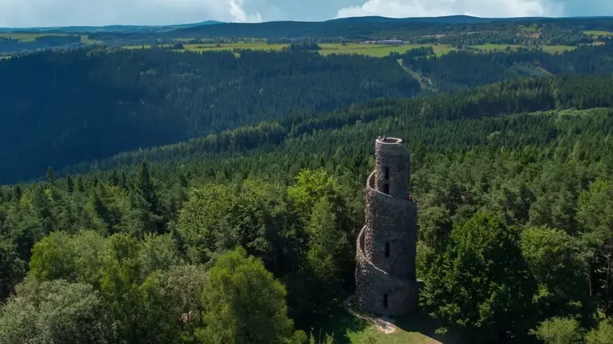 pohled na Krásenskou rozhlednu a přilehlé okolí