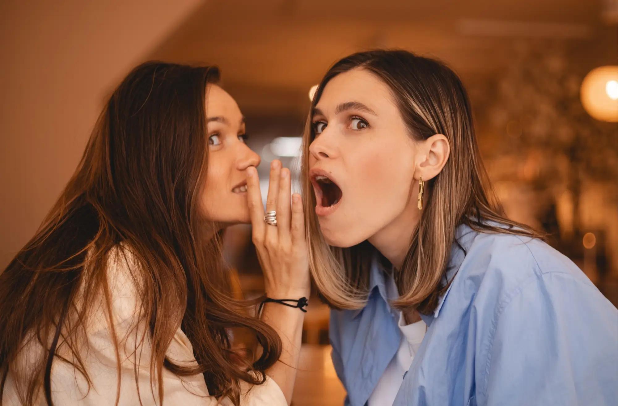 Dvě mladé ženy pomlouvají