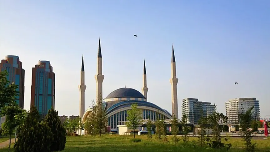 Hlavní město Turecka, Ankara. Vidět je jedna z mešit, se čtyřmi věžemi a v pozadí další budovy.
