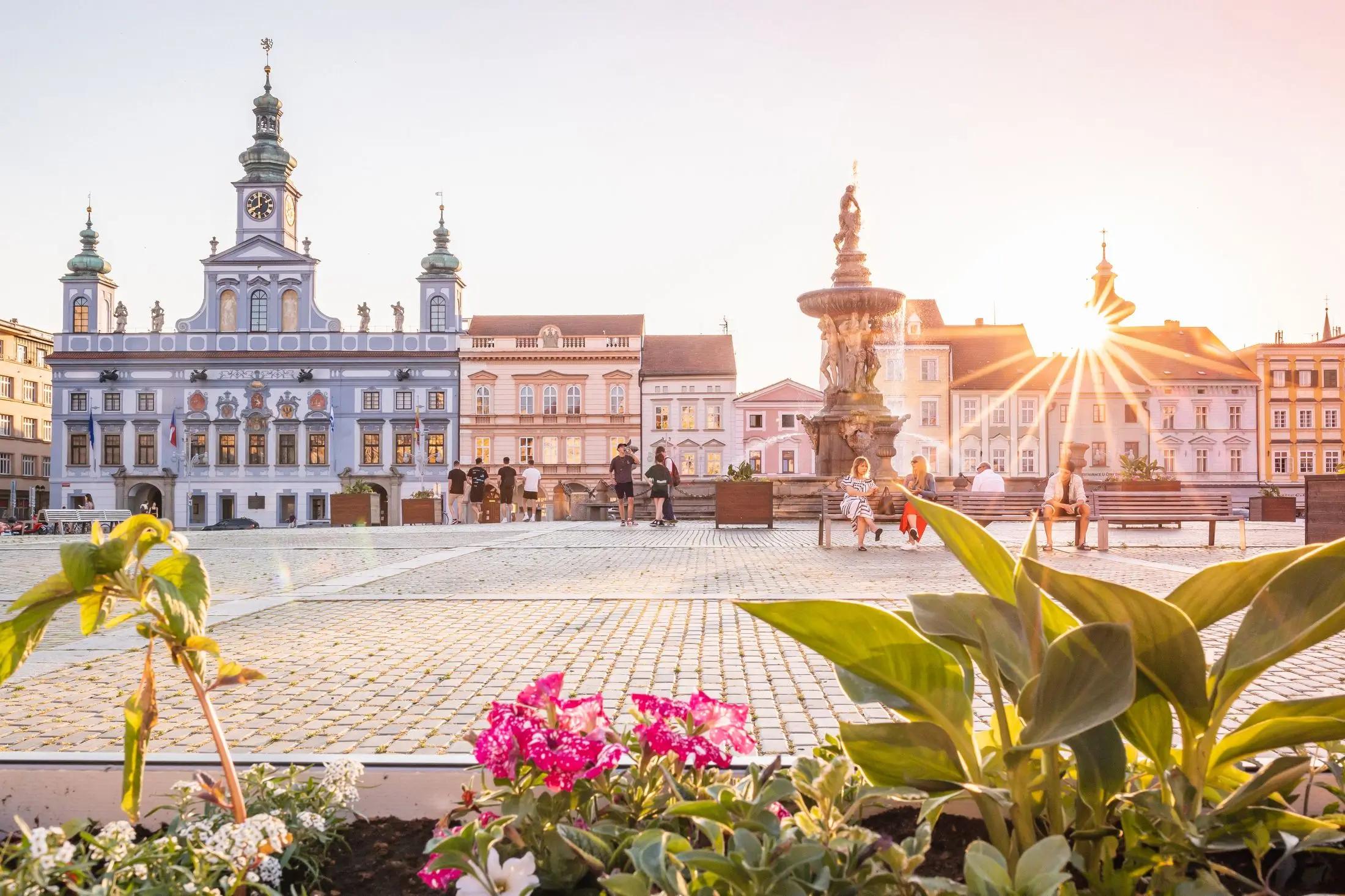 Náměstí Přemysla Otakara II. v Českých Budějovicích za krásného dne.